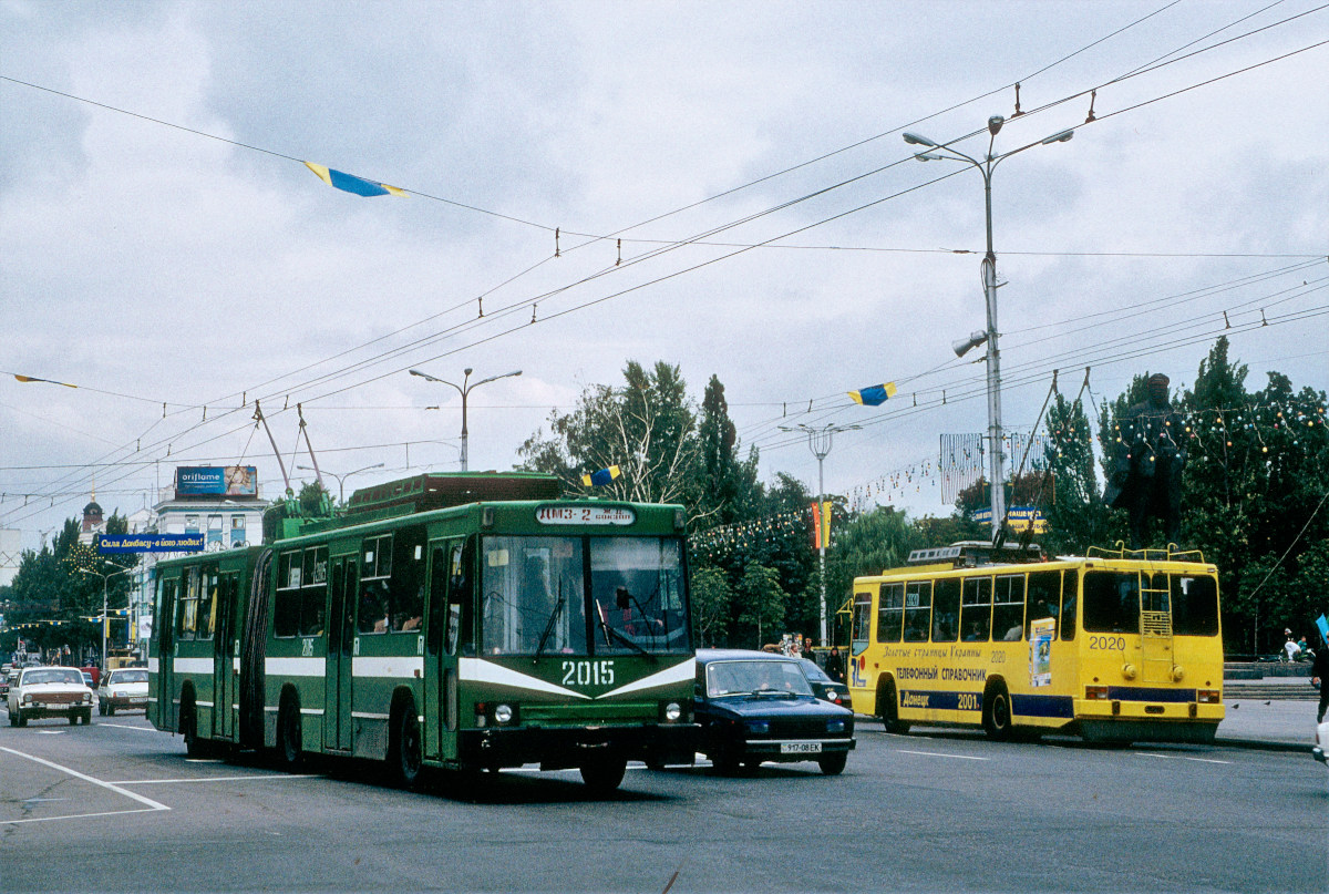 Donetsk, YMZ T1 № 2015; Donetsk, YMZ T2 № 2020; Donetsk — Photos by Peter Haseldine — 08.2001