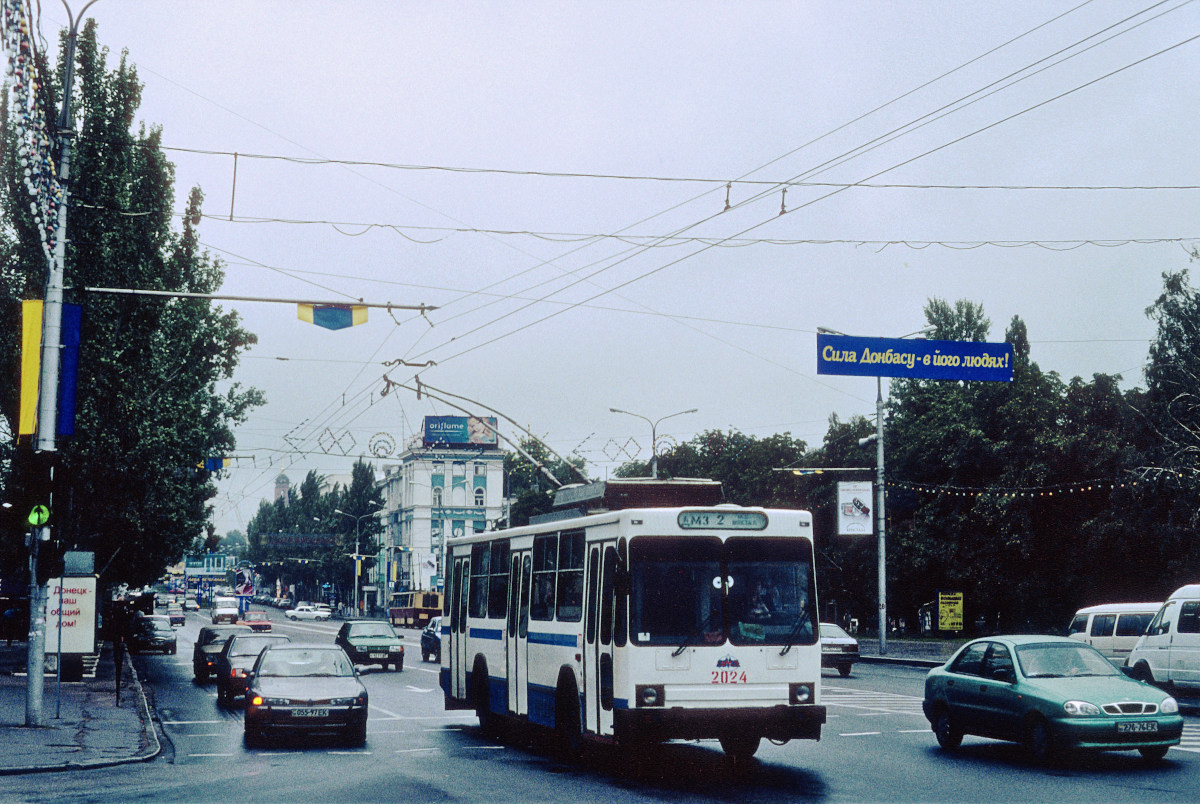 Донецк, ЮМЗ Т2 № 2024; Донецк — Фотографии Питера Хэзелдайна — 08.2001