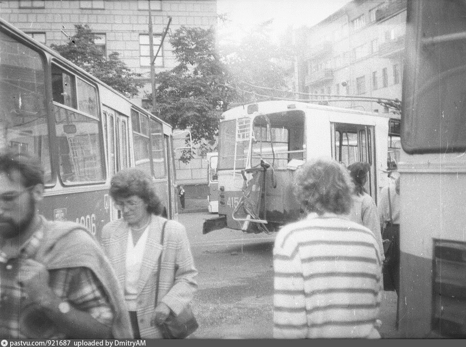 Москва, ЗиУ-682В-013 [В0В] № 4306; Москва, ЗиУ-682В № 4158; Москва — Троллейбусные баррикады в августе 1991