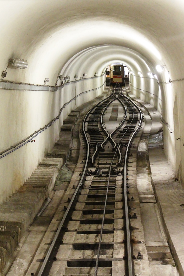 Karlovy Vary — Track and infrastructure of the Divadelní náměstí – Imperial funicular • Trať a infrastruktura lanovky Divadelní náměstí – Imperial