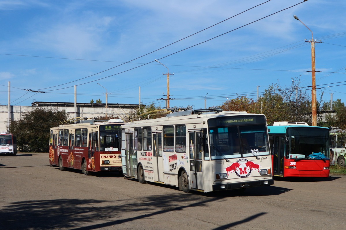 Черновцы, Škoda 14TrM № 362; Черновцы, Škoda 14TrR № 365; Черновцы, Hess SwissTrolley 2 (BGT-N1) № 398