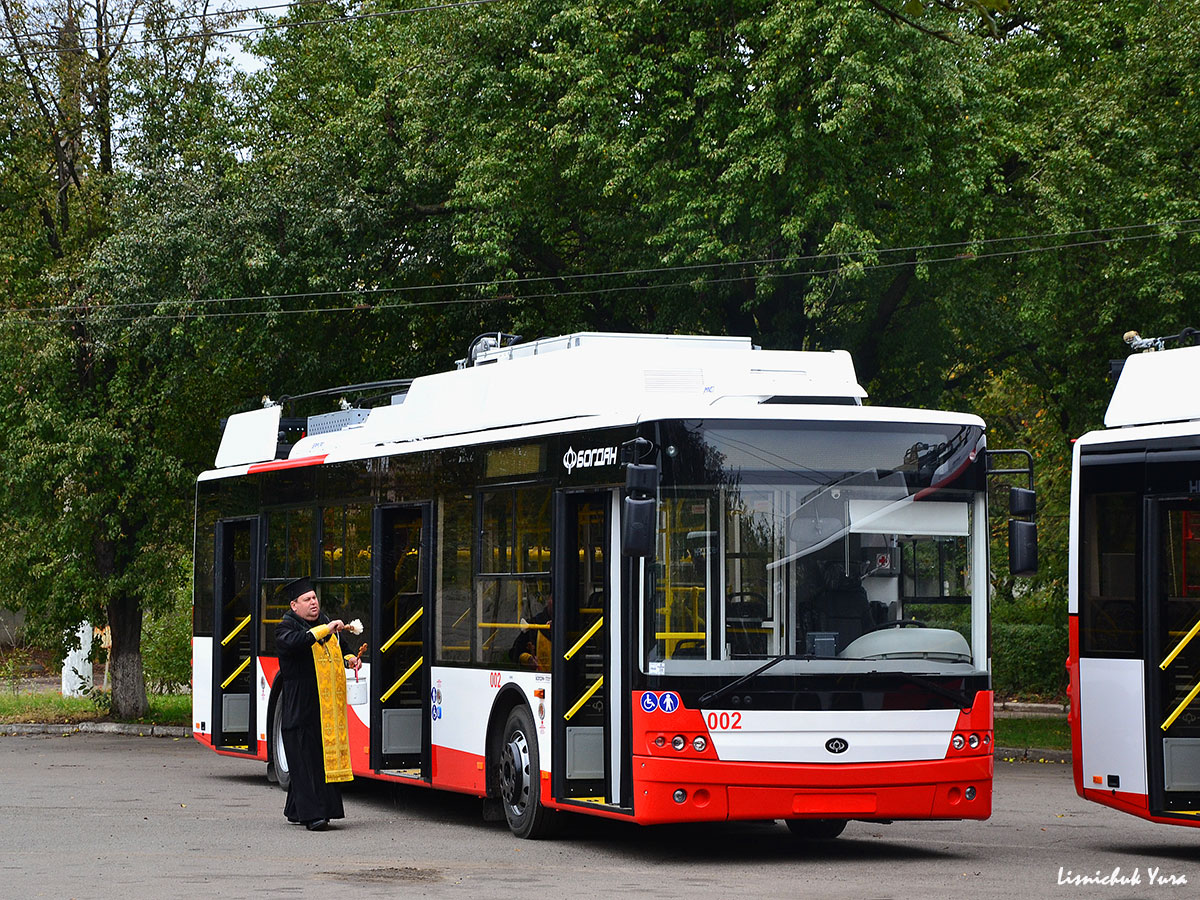 Łuck, Bogdan T70117 Nr 002; Łuck — Presentation of the first 2 trolleybuses Bogdan T70117 at the depot 21.10.2020