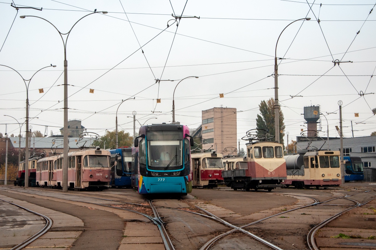 Kijów, PESA 71-414K (Fokstrot) Nr 777; Kijów, 2-axle cargo car (KPET) Nr В-17