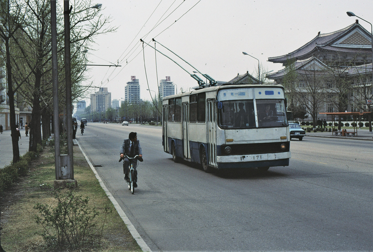 Пхеньян, Chollima 951 (Ikarus 260) № 171; Пхеньян — Исторические фотографии — Трамвай и Троллейбус (1991+)