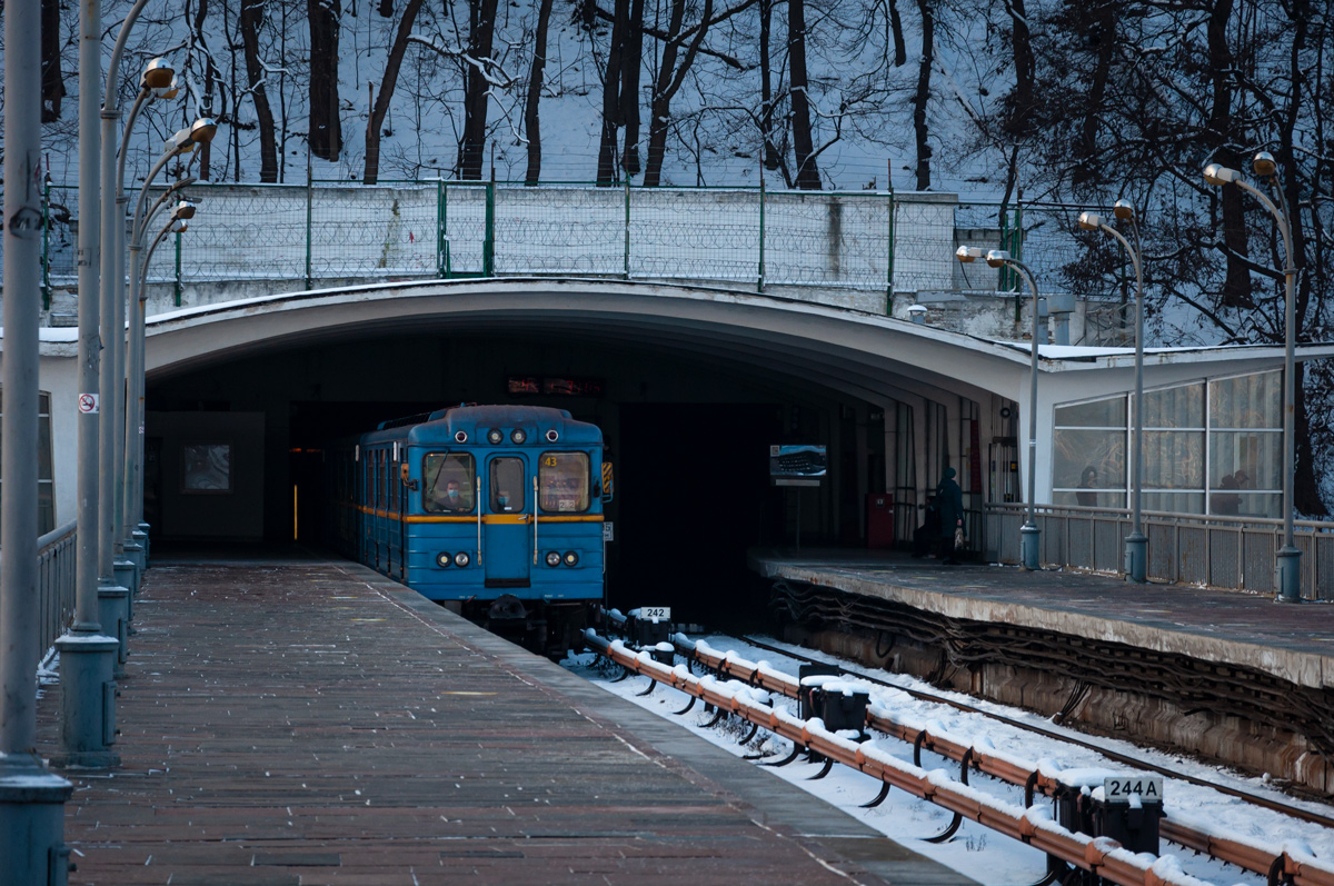 Kiova — Metro — Vehicles — Type E*; Kiova — Metro — Line M1 (red)