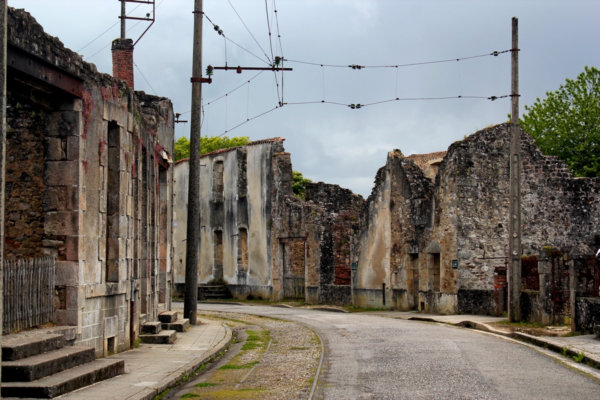 里摩 — Oradour-sur-Glane (Destroyed village with remains of the interurban tram)