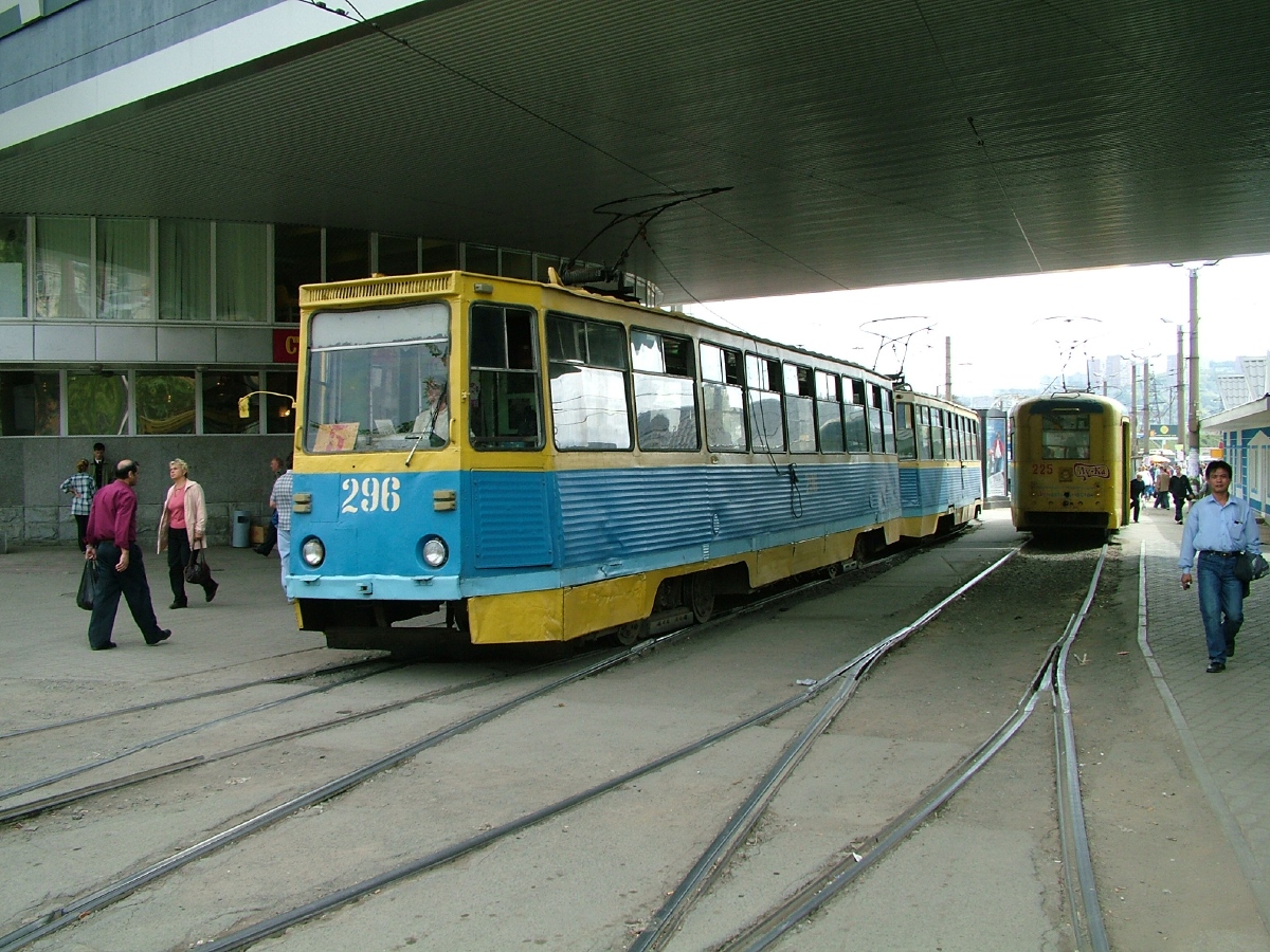 Владивосток, 71-605А № 296; Владивосток, 71-605А № 295; Владивосток, РВЗ-6М2 № 225