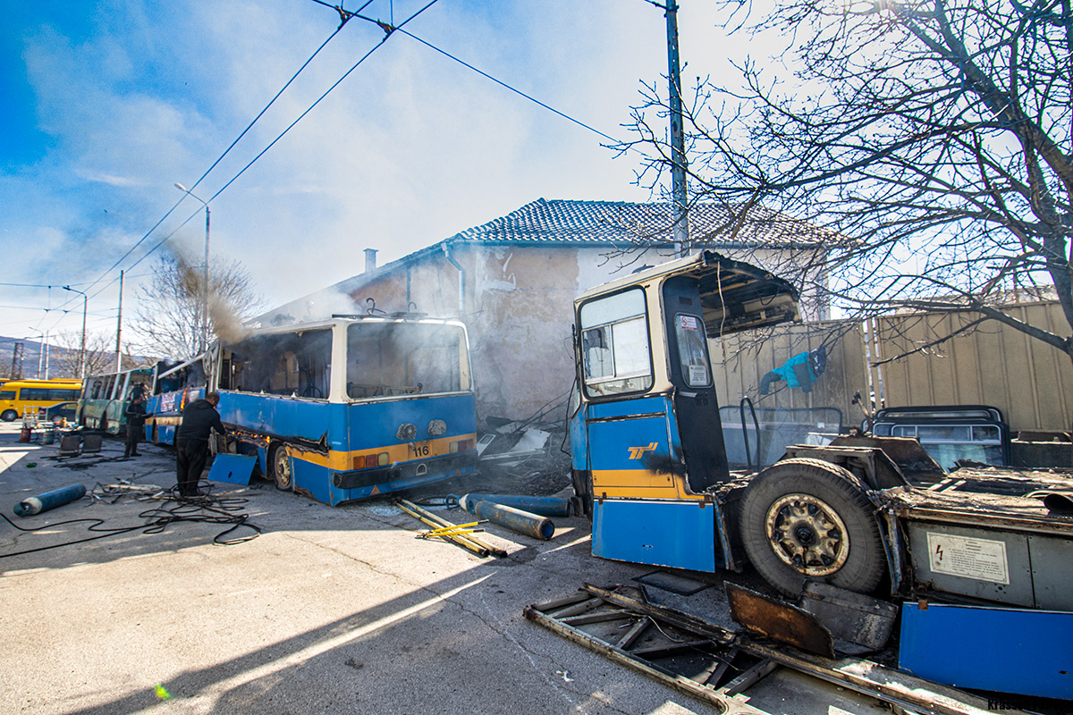 Враца, Ikarus 280.92 № 116; Враца, Ikarus 280.92 № 117; Враца — Бракуване на старите тролейбуси — Март 2021  • Утилизация старых троллейбусов — март 2021 г.