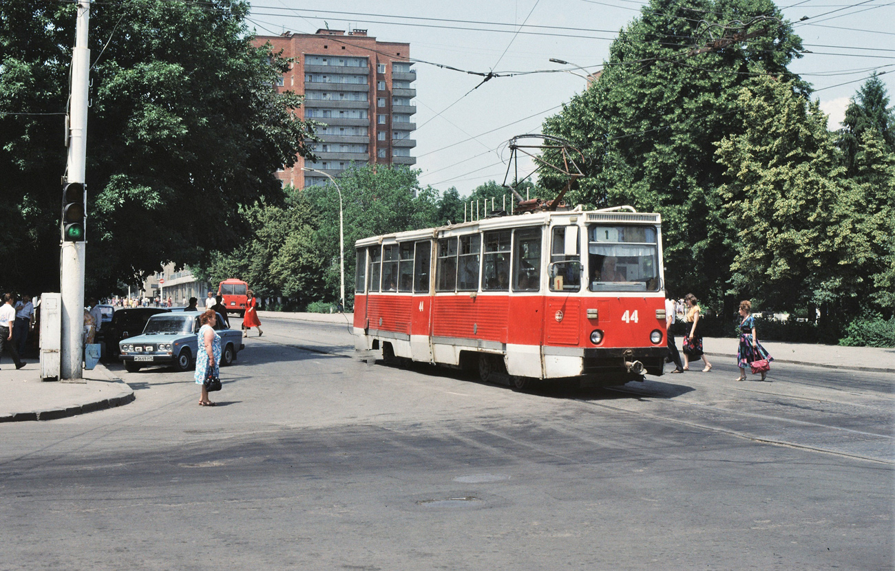 Šahtai, 71-605A nr. 44; Šahtai — Shakhty tram in the 1990s.