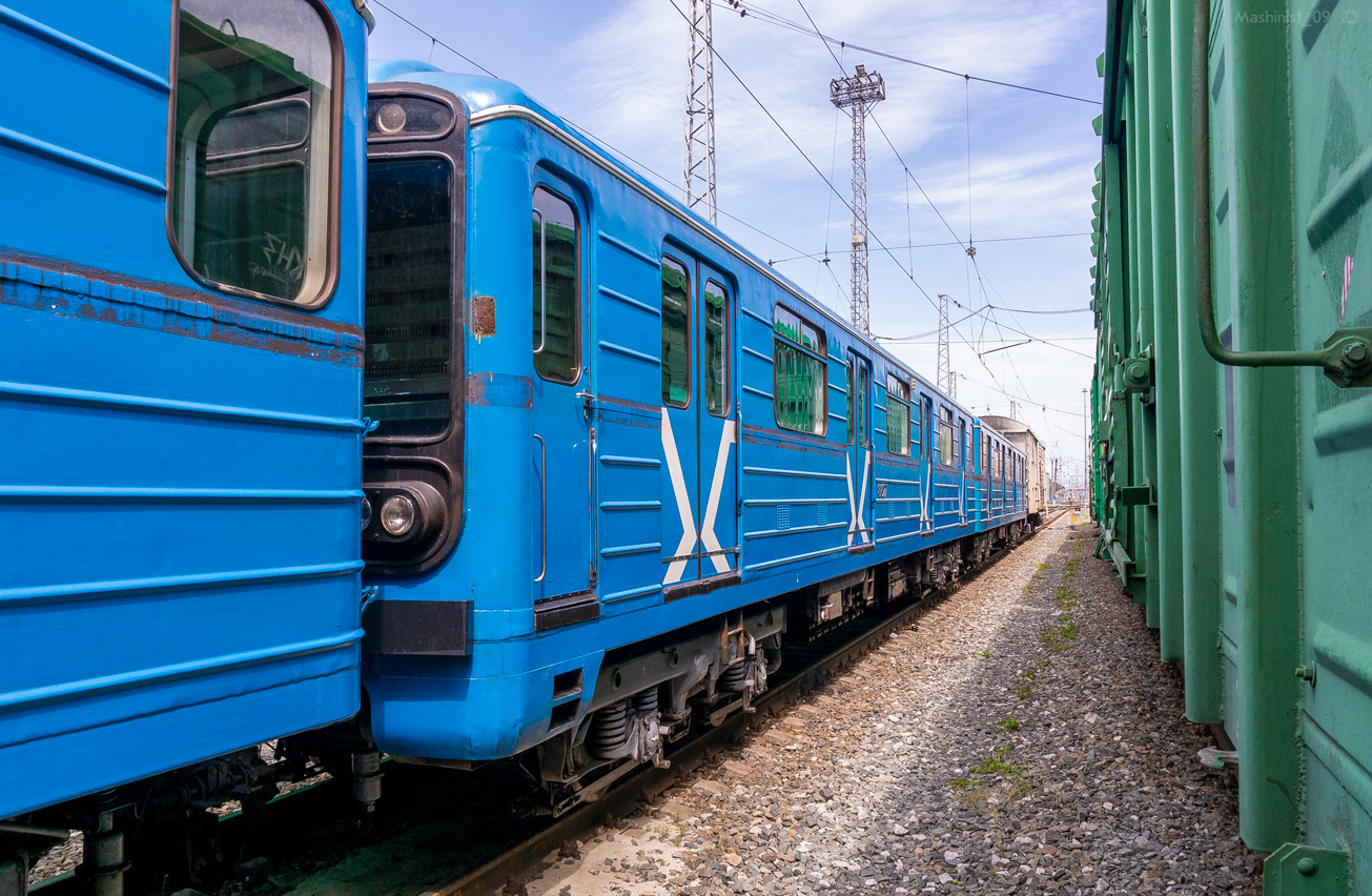 Samara, 81-717 (LVZ) № 8827; Samara — Transportation of subway cars by railway