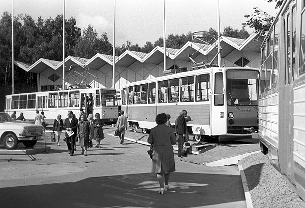 Sankt Petersburg, LM-68M Nr. 7119; Tscheljabinsk, 71-606 Nr. 2150; Moskau — Various Exibitions