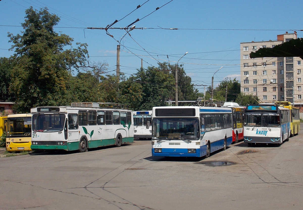 Луцк, Jelcz/KPNA PR110E № 211; Луцк, Mercedes-Benz O405NE № 235; Луцк, ЗиУ-682Г-016 (012) П № 202