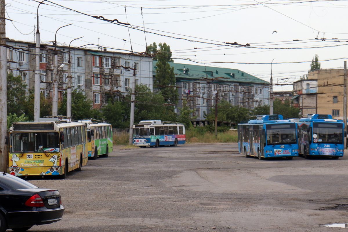 Makhachkala, ZiU-682G-016.05 č. 235; Makhachkala, VMZ-5298.01 “Avangard” č. 247; Makhachkala, VMZ-5298.01 “Avangard” č. 246; Makhachkala, ZiU-682GM1 (with double first door) č. 250