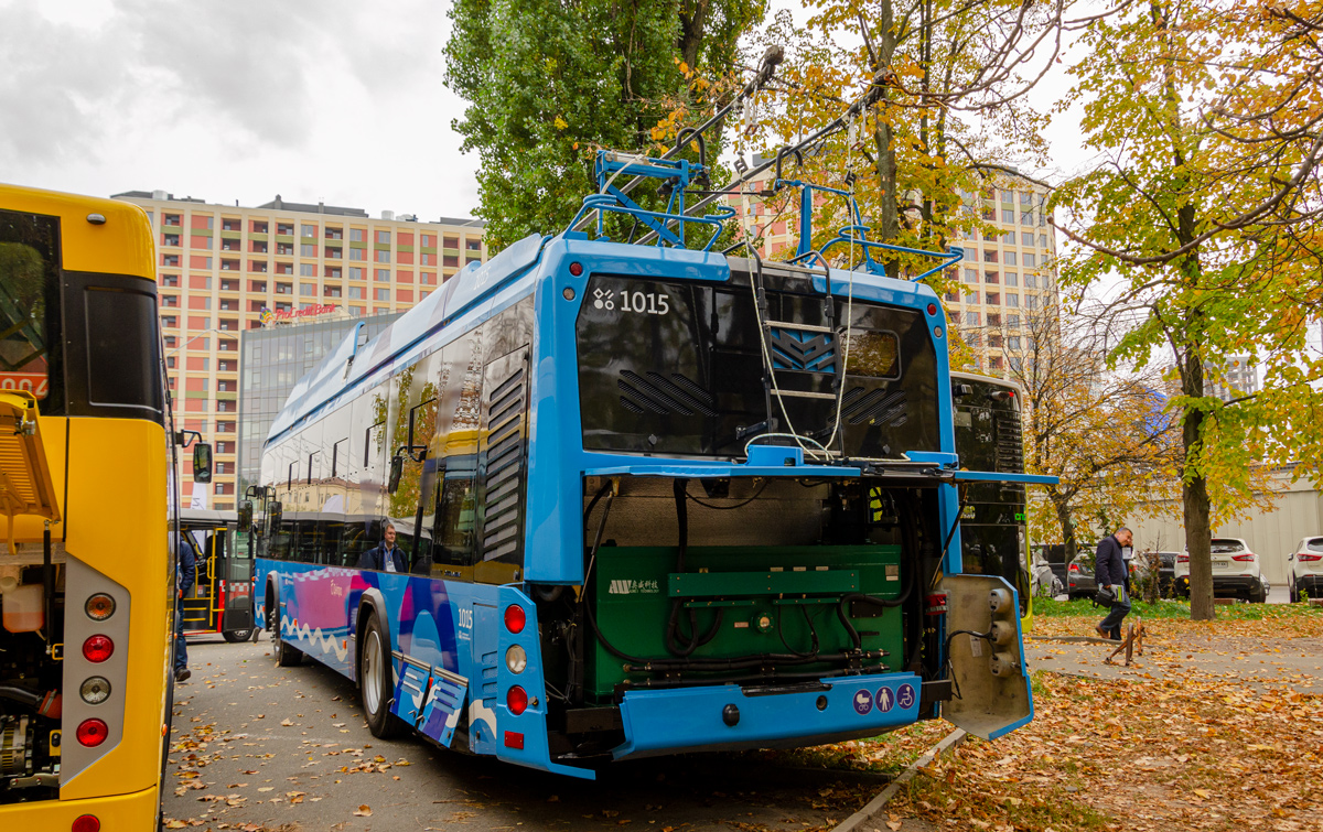 Днепр, АКСМ 32100D (БКМ-Україна) № 1015; Киев — Презентации новой техники