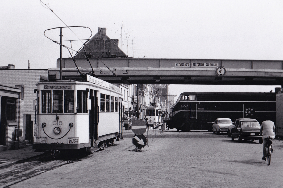Гент, Трёхосный моторный вагон № 318; Гент — The old railway crossing in Gentbrugge; Гент — Старые фотографии (ETG/MIVG)