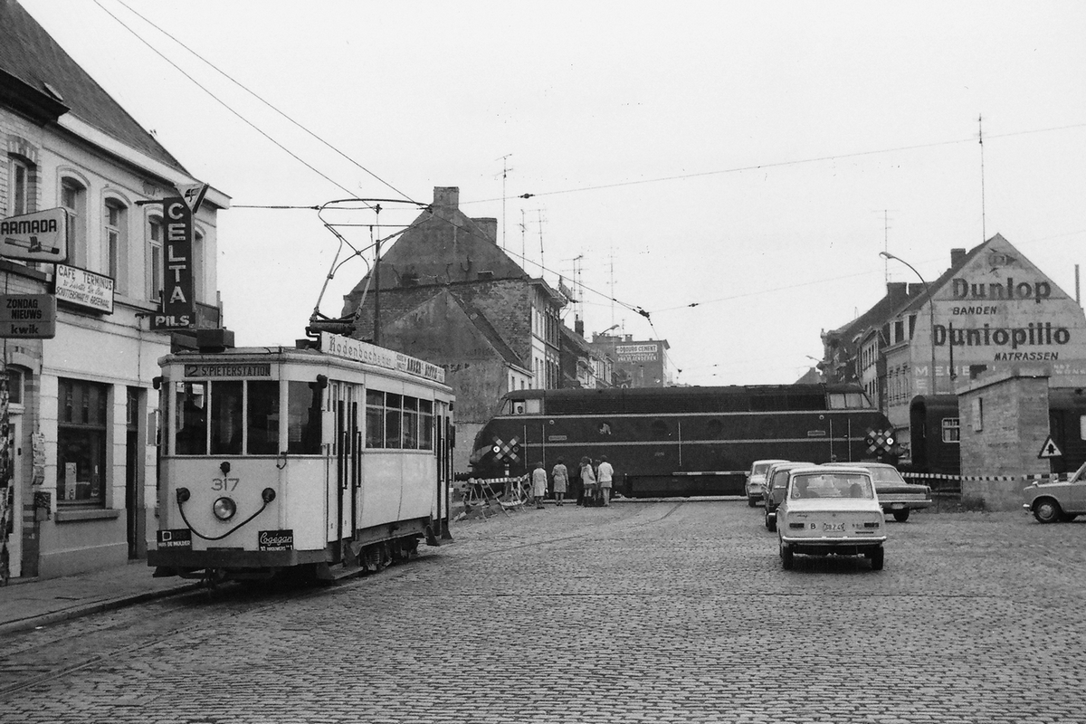 Гент, Трёхосный моторный вагон № 317; Гент — The old railway crossing in Gentbrugge; Гент — Старые фотографии (ETG/MIVG)