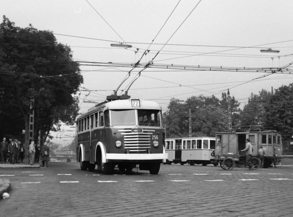 Будапешт, Ikarus 60T № 256; Будапешт, Двухосный прицепной Füzesi № 94