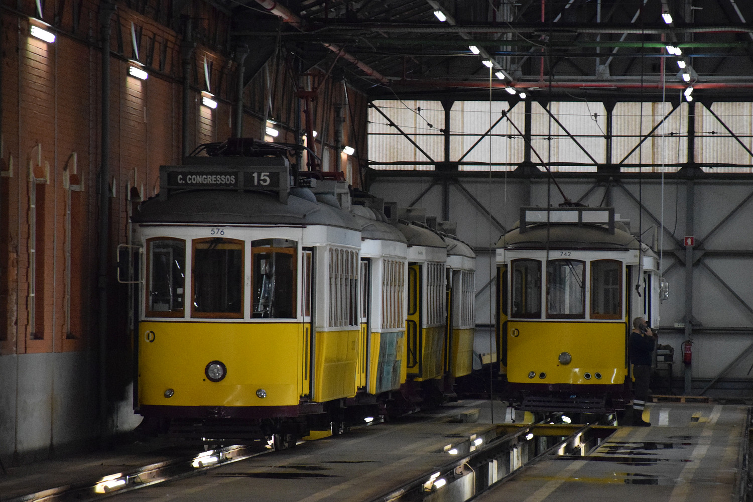 Лиссабон, Carris 2-axle motorcar (Remodelado) № 576; Лиссабон, Carris 2-axle motorcar (Remodelado) № 742; Лиссабон — Трамвай — Estação de Santo Amaro (депо)