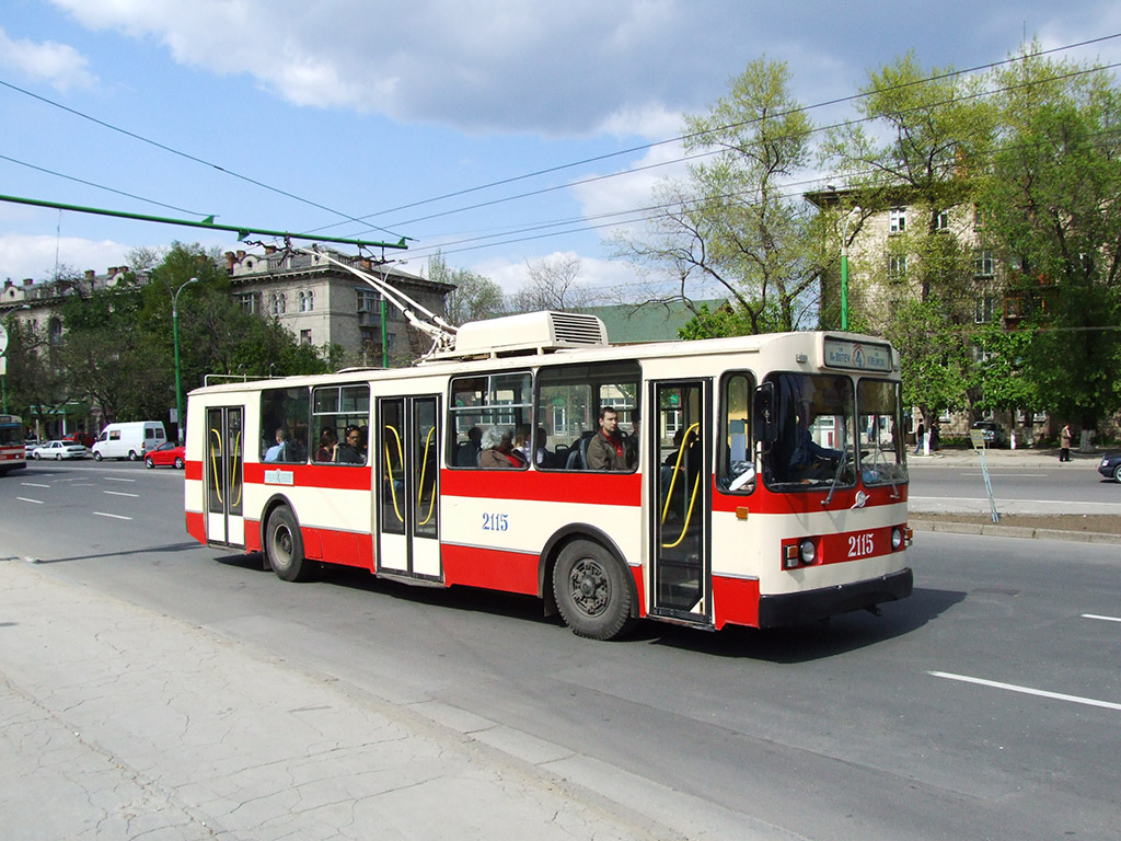 0 2115. ЗИУ 682г. Троллейбус. Общественный транспорт троллейбус. Троллейбус Кишинев.