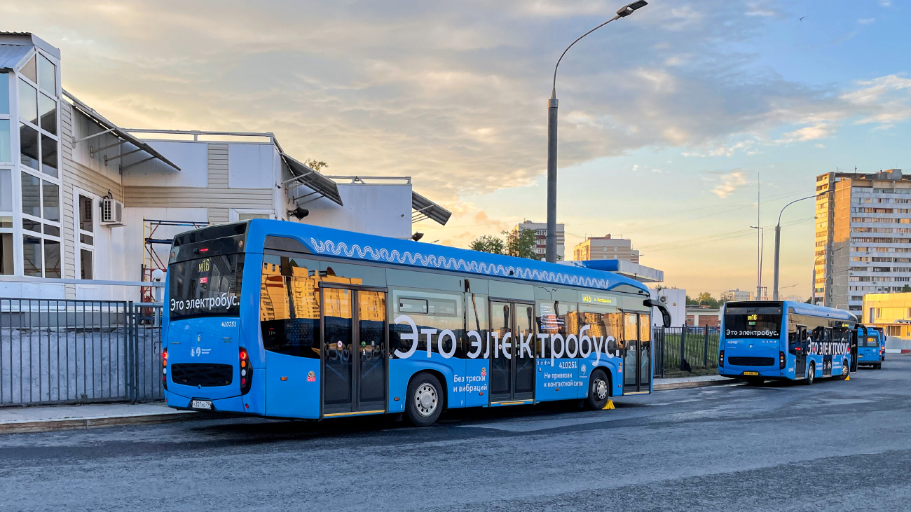 Первый электробус маршрута м99 вышел. Троллейбус КАМАЗ 6282. Электробус КАМАЗ-6282. Электробус КАМАЗ Москва. Новый электробус КАМАЗ 6282.