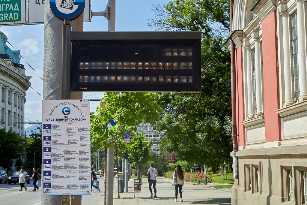 София — Информационные таблички и навесы на остановках городского электротранспорта.