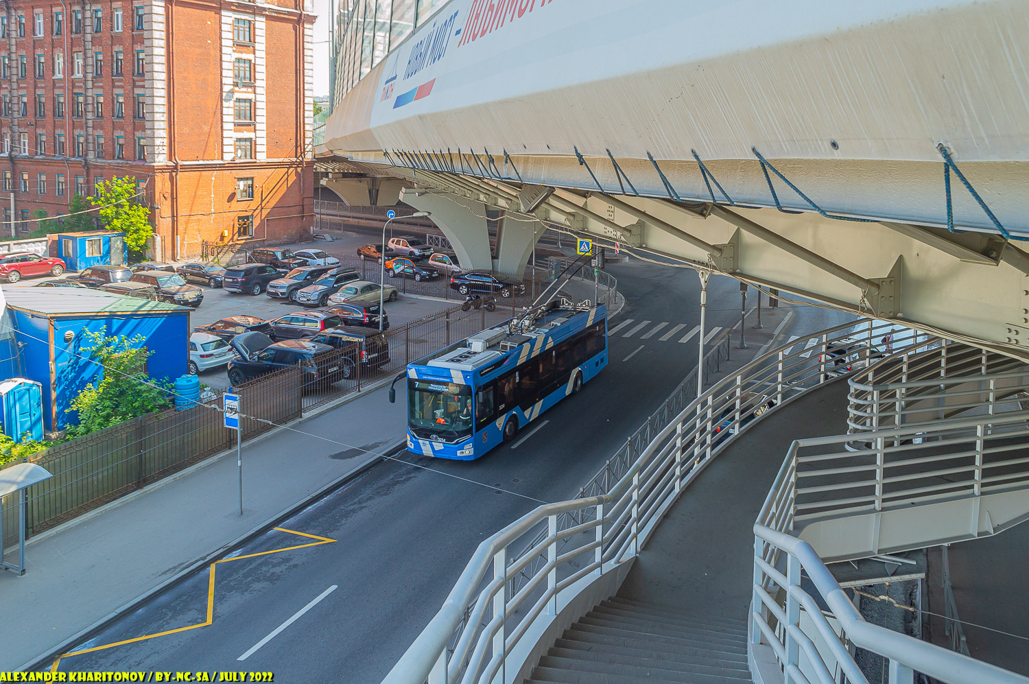 Умный трамвай в петербурге. Транспорт Питера. Современный троллейбус. Транспорт СПБ трамваи. Трамвай Санкт-Петербург 2022.