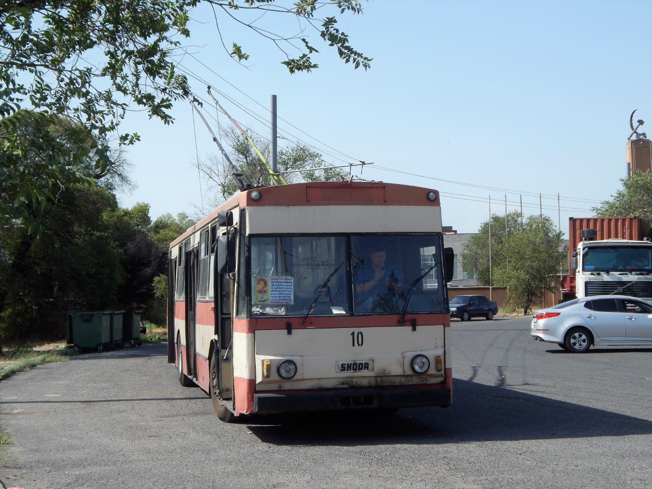 Троллейбус ереван 1976. Троллейбус Шкода 15тр. Skoda 14tr электробус. Ереван троллейбус. Трамвай 10.