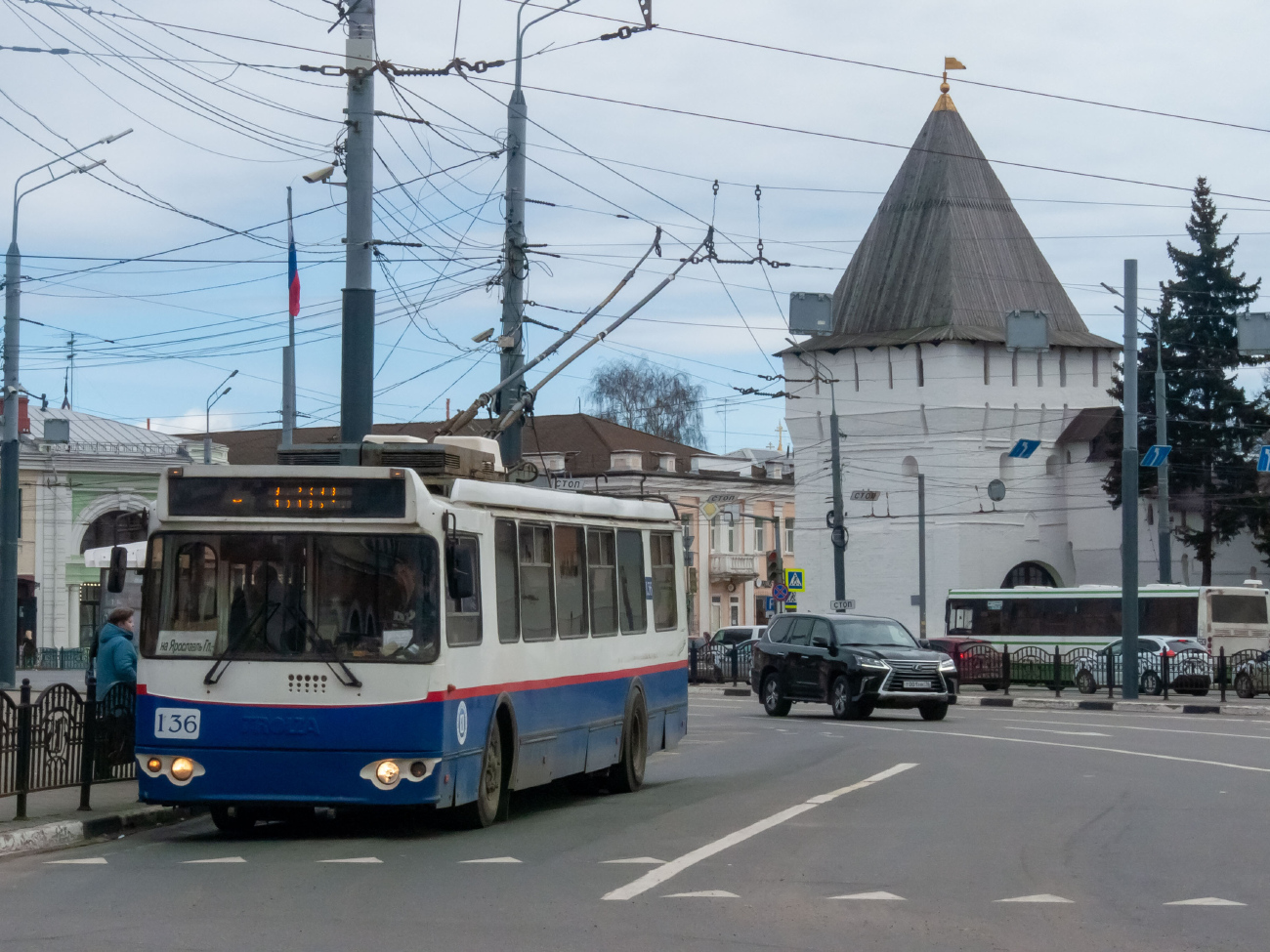 7 троллейбус ярославль. Троллейбус Ярославль. Троллейбус Ярославль 2000. Трамвай Ярославль. Старенький троллейбус ЗИУ-682.
