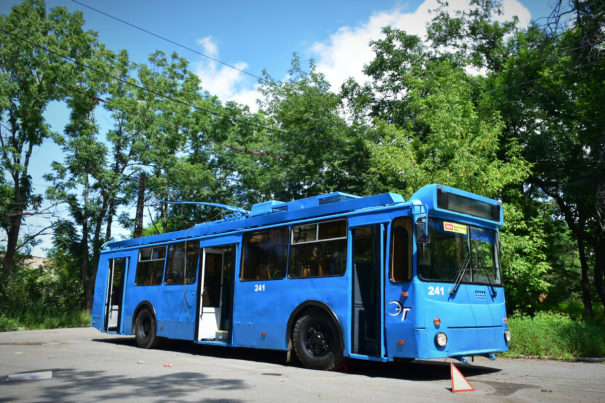 Кемеровский троллейбус ЗИУ 682. Трамвайно-троллейбусное депо. Троллейбус г. ЗИУ 5 последний.
