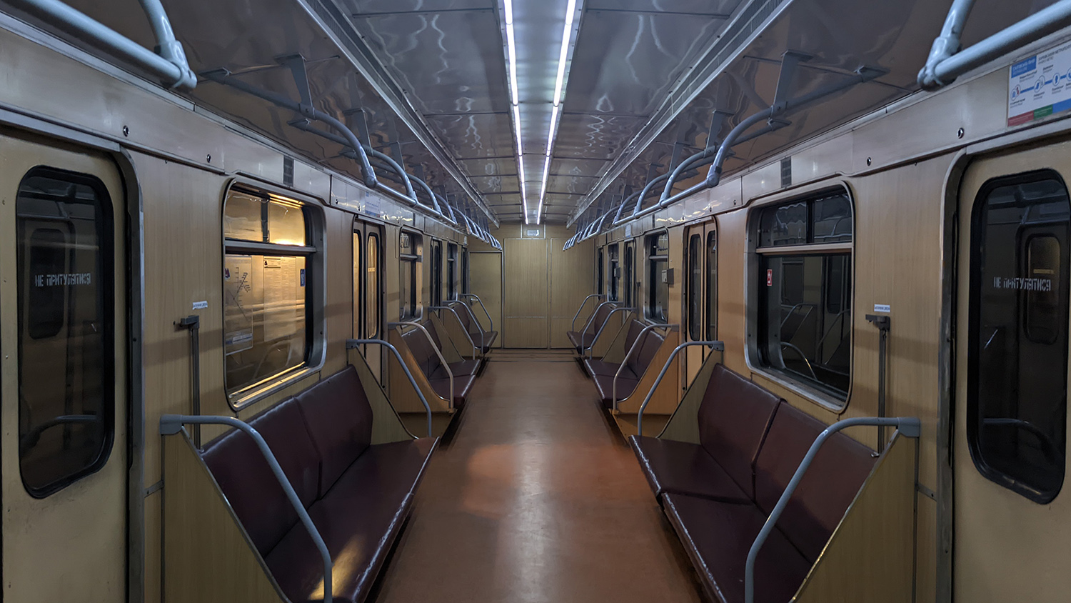 салон вагона метро
