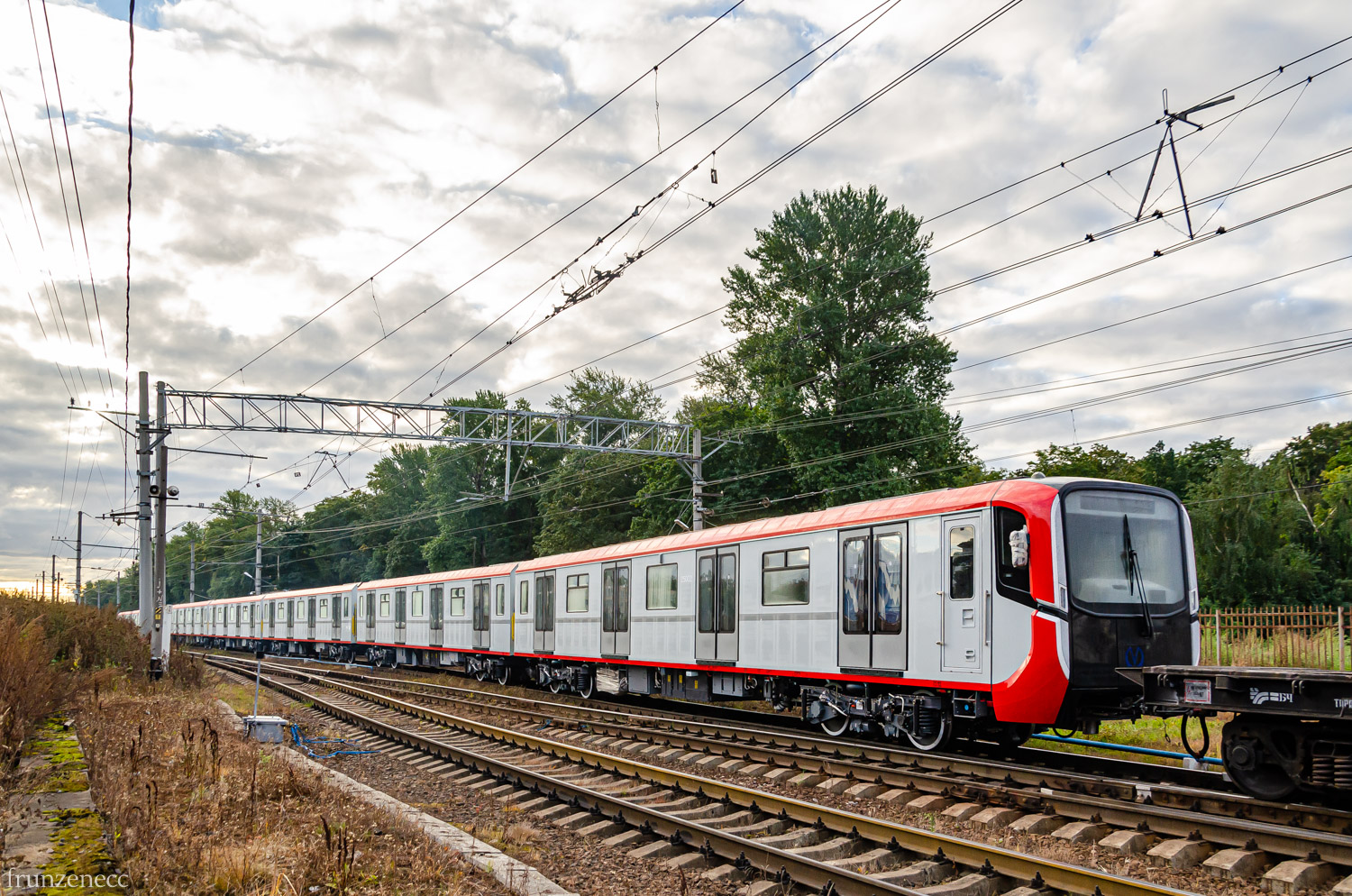 Petrohrad, 81-725.1 "Baltiets" (MVM) č. 25002; Petrohrad — Metro — Transport of subway cars by railway