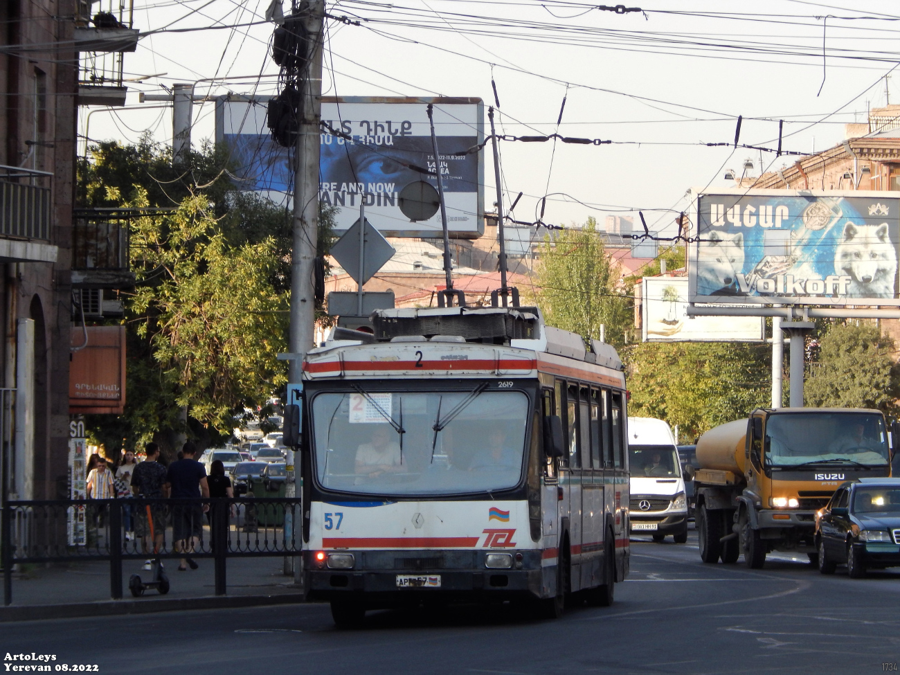 Ереван аршакуняц. Троллейбус. Ереван. Общественный транспорт Еревана фото. Пробки в Ереване фото.