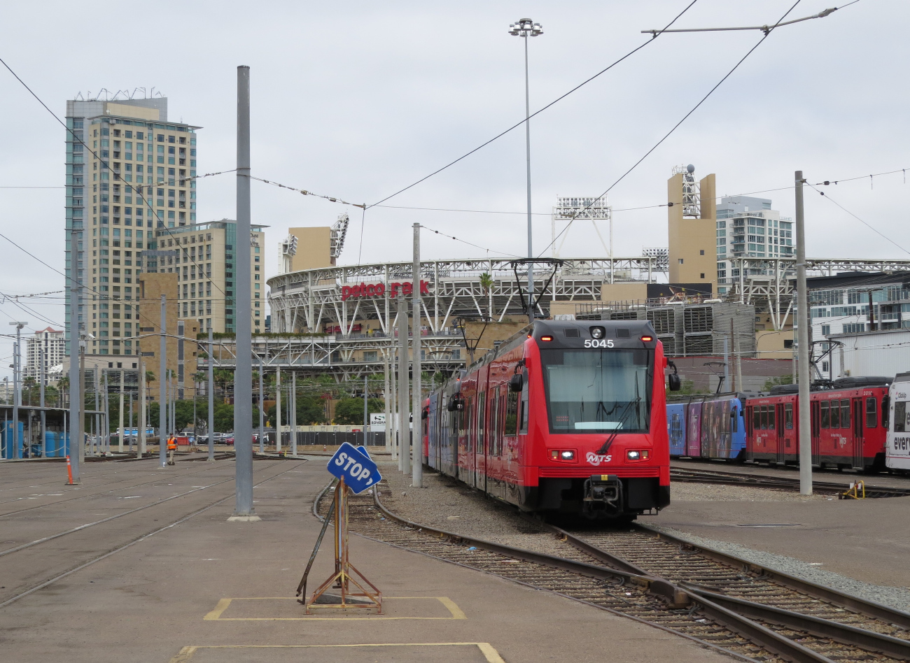 Сан-Диего, Siemens SD100 № 2014; Сан-Диего, Siemens S700 LRV № 5045; Сан-Диего — San Diego Trolley депо