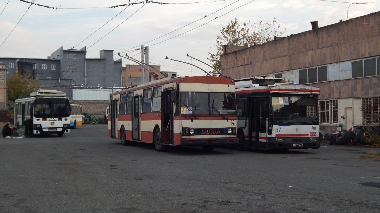 Jerewan, Škoda 14Tr02/6 Nr. 82; Jerewan, Berliet ER100 Nr. 57
