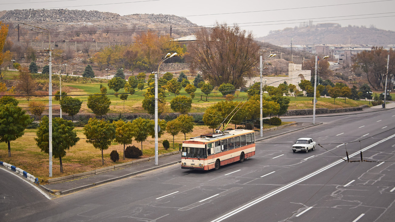 Троллейбус ереван 1976. Ереван троллейбус. Троллейбус в Ереване упал 1976. 1976 Год Ереван троллейбус.