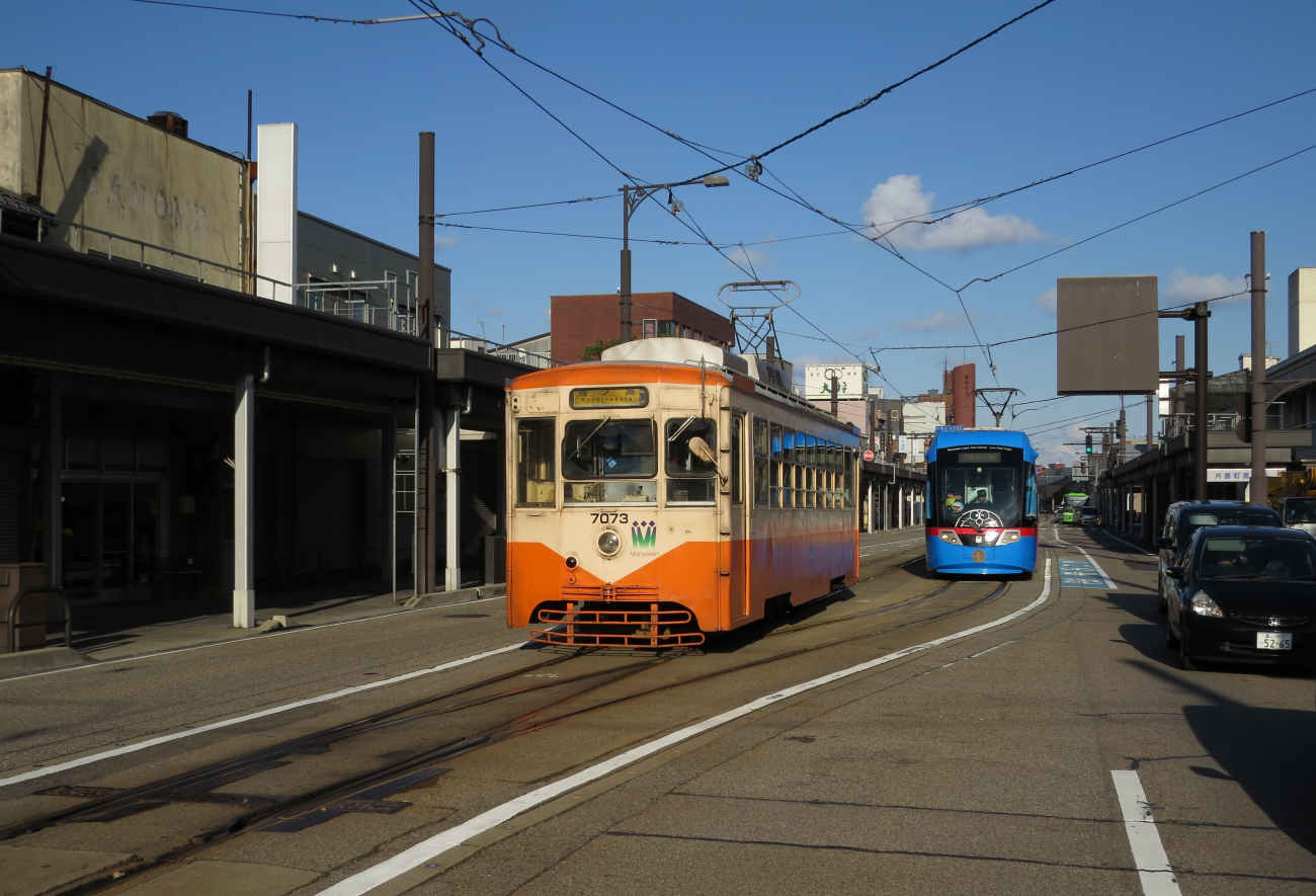Такаока, Nippon Sharyō № 7073; Такаока, Niigata/Bombardier MLRV1000 № MLRV1004; Такаока — Трамвайная линия и инфраструктура