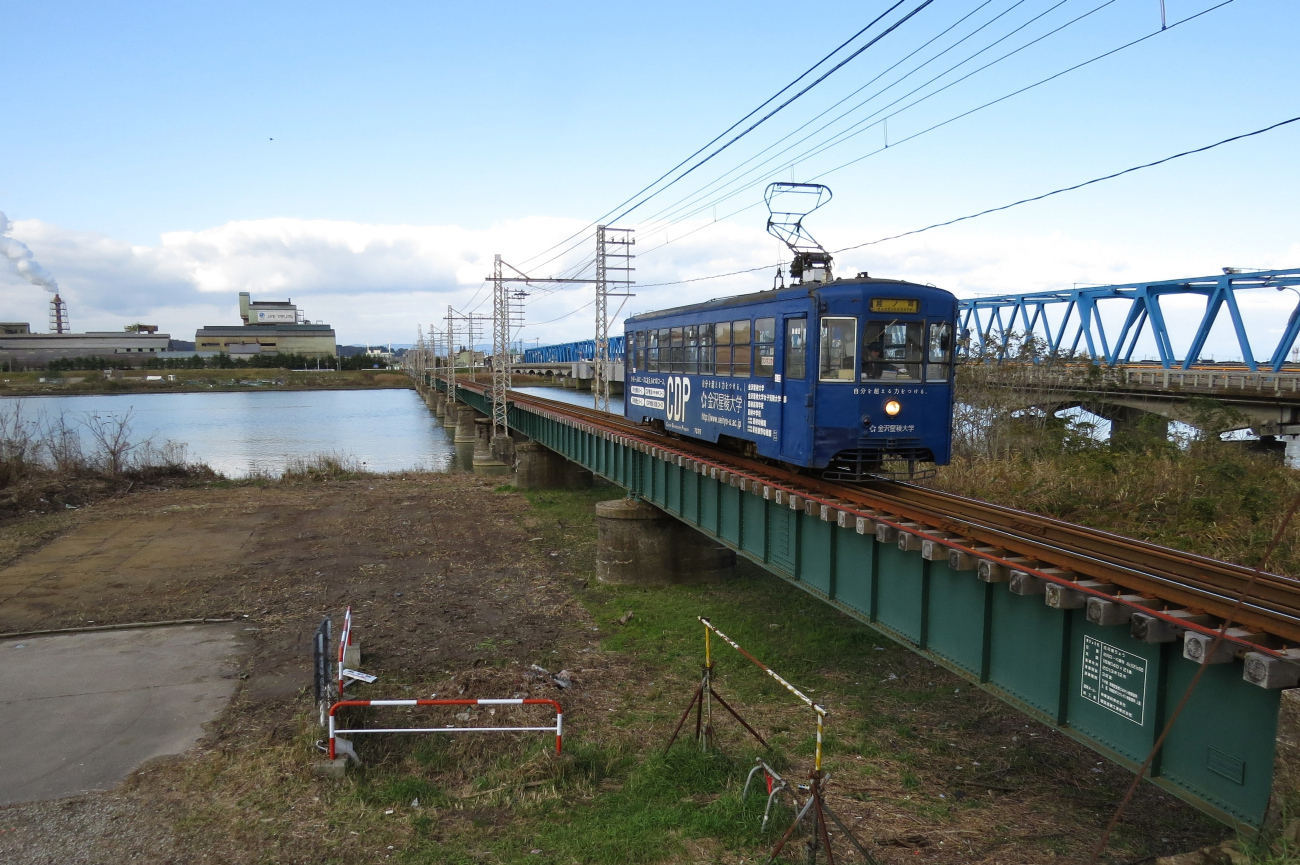 Такаока, Nippon Sharyō № 7076; Такаока — Трамвайная линия и инфраструктура