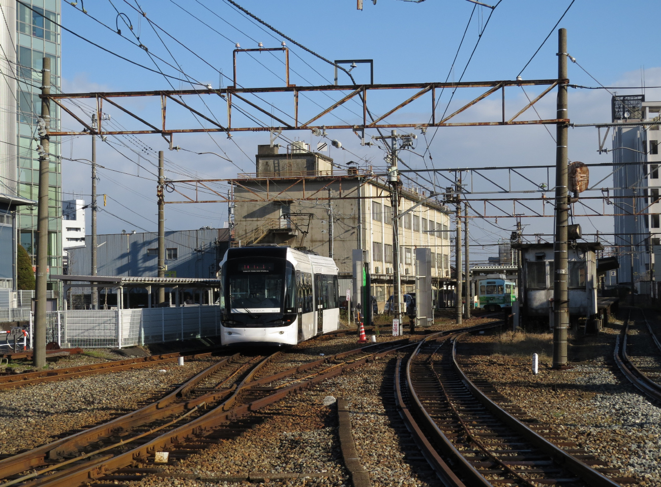 Тояма, Niigata/Bombardier TLR0600 № 9001; Тояма — Трамвайное депо (Centram); Тояма — Трамвайные линии и инфраструктура (Centram)