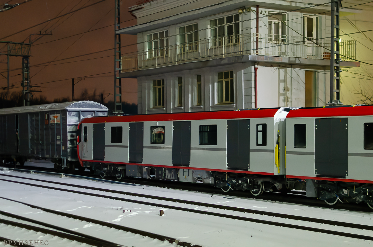 Sankt-Peterburg, 81-725.1 "Baltiets" (OEVRZ) № 25012; Sankt-Peterburg — Metro — Transport of subway cars by railway