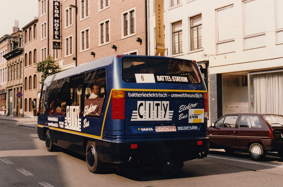 Антверпен — Trials in 1993 of a Neoplan electric bus in Mechelen.