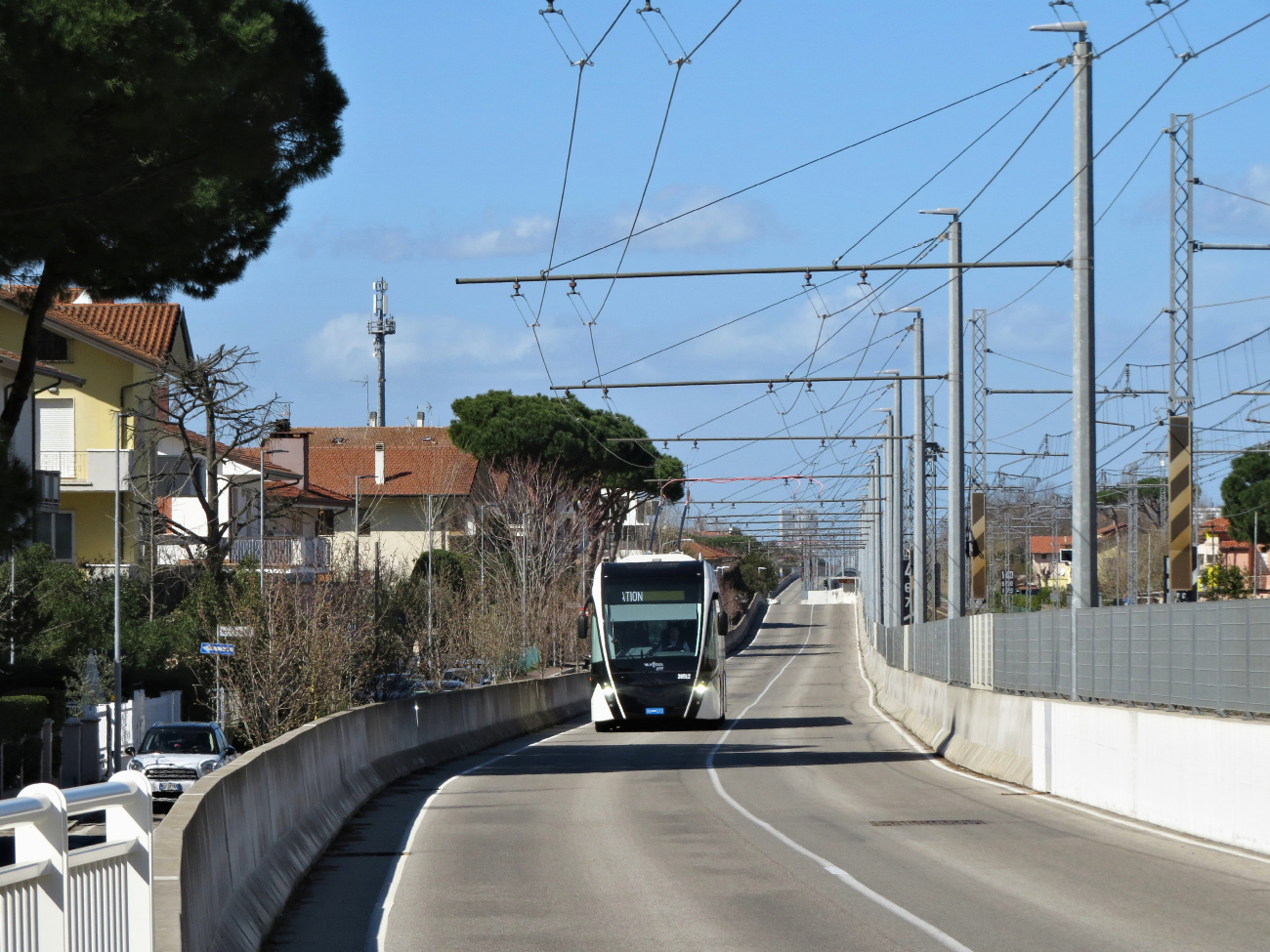 Римини, Van Hool Exqui.City 18 № 36512; Римини — Инфраструктура линии скоростного троллейбуса Metromare