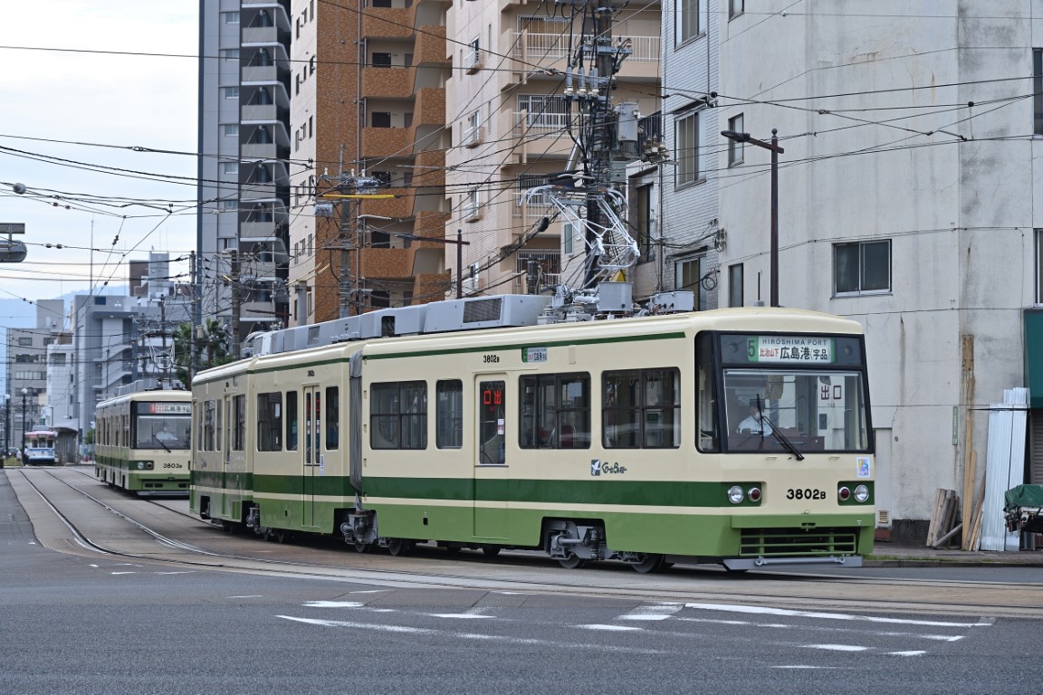 Hiroshima, Green Liner Hiroshima series 3800 Nr 3802; Hiroshima, Green Liner Hiroshima series 3800 Nr 3803