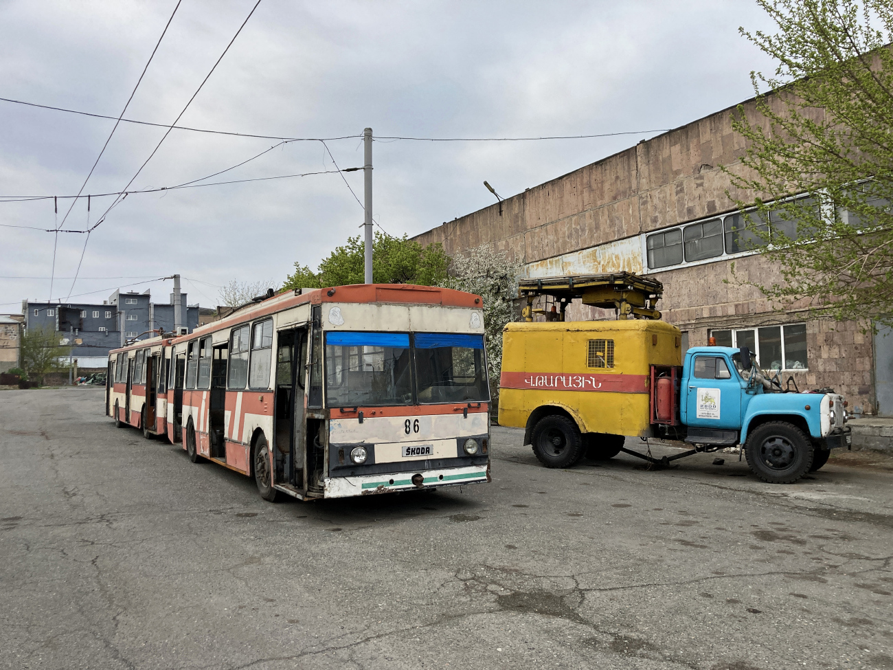 Троллейбус ереван 1976. Троллейбус Skoda 14tr. Троллейбус фото. Ереван троллейбус. Трамвай фото.