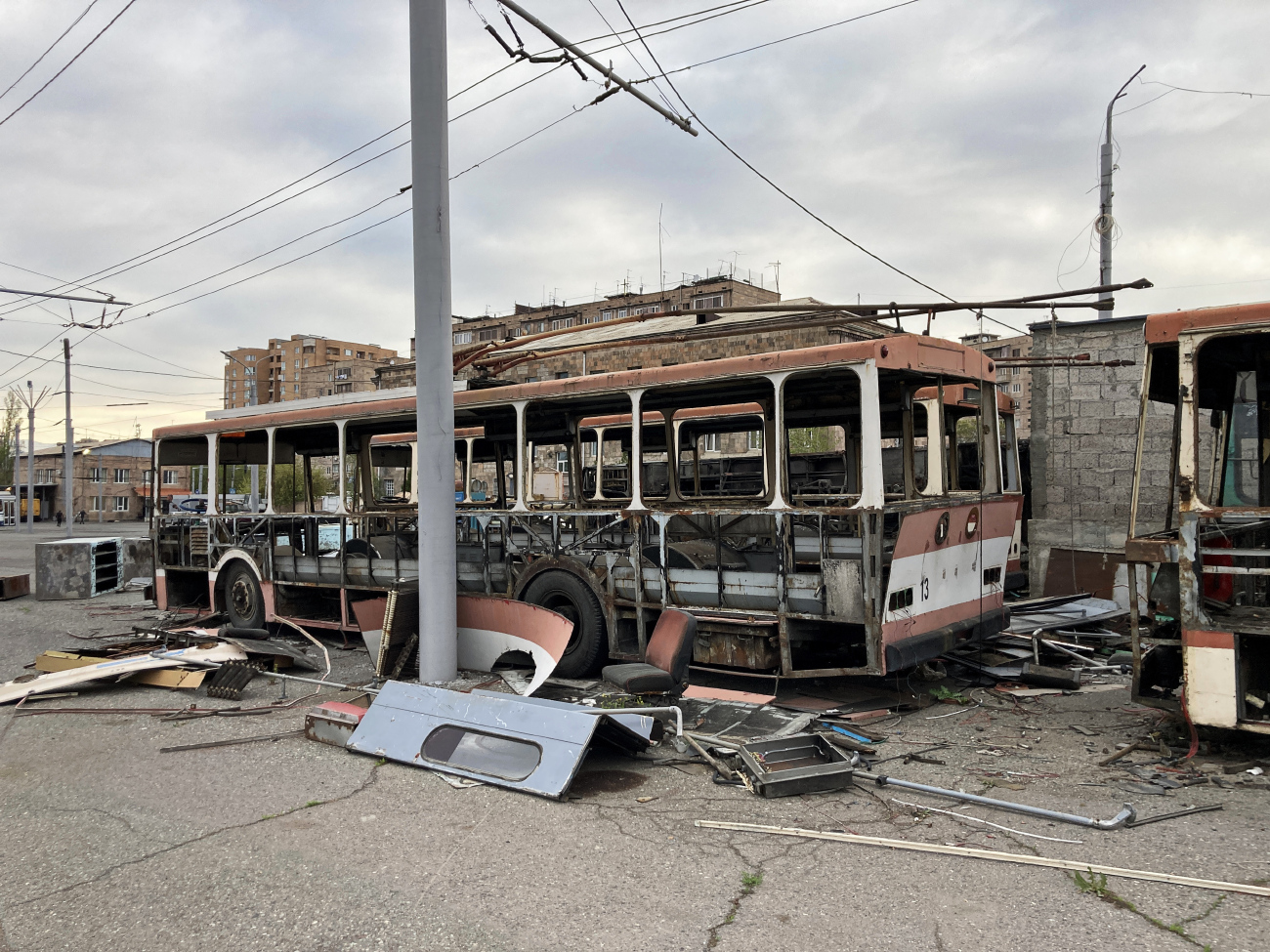 Ереван троллейбус. Трамвай Ереван. Трамвай фото. Троллейбус в Ереване упал 1976.