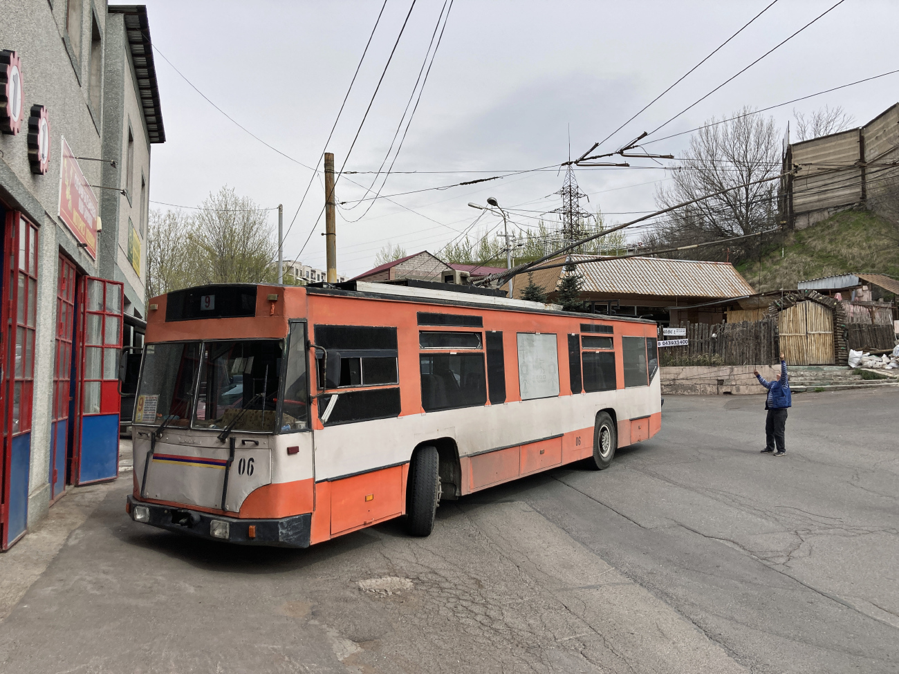 Троллейбус ереван 1976. Ереван троллейбус. Трамвай и троллейбус. Троллейбус 14. Городской электротранспорт.