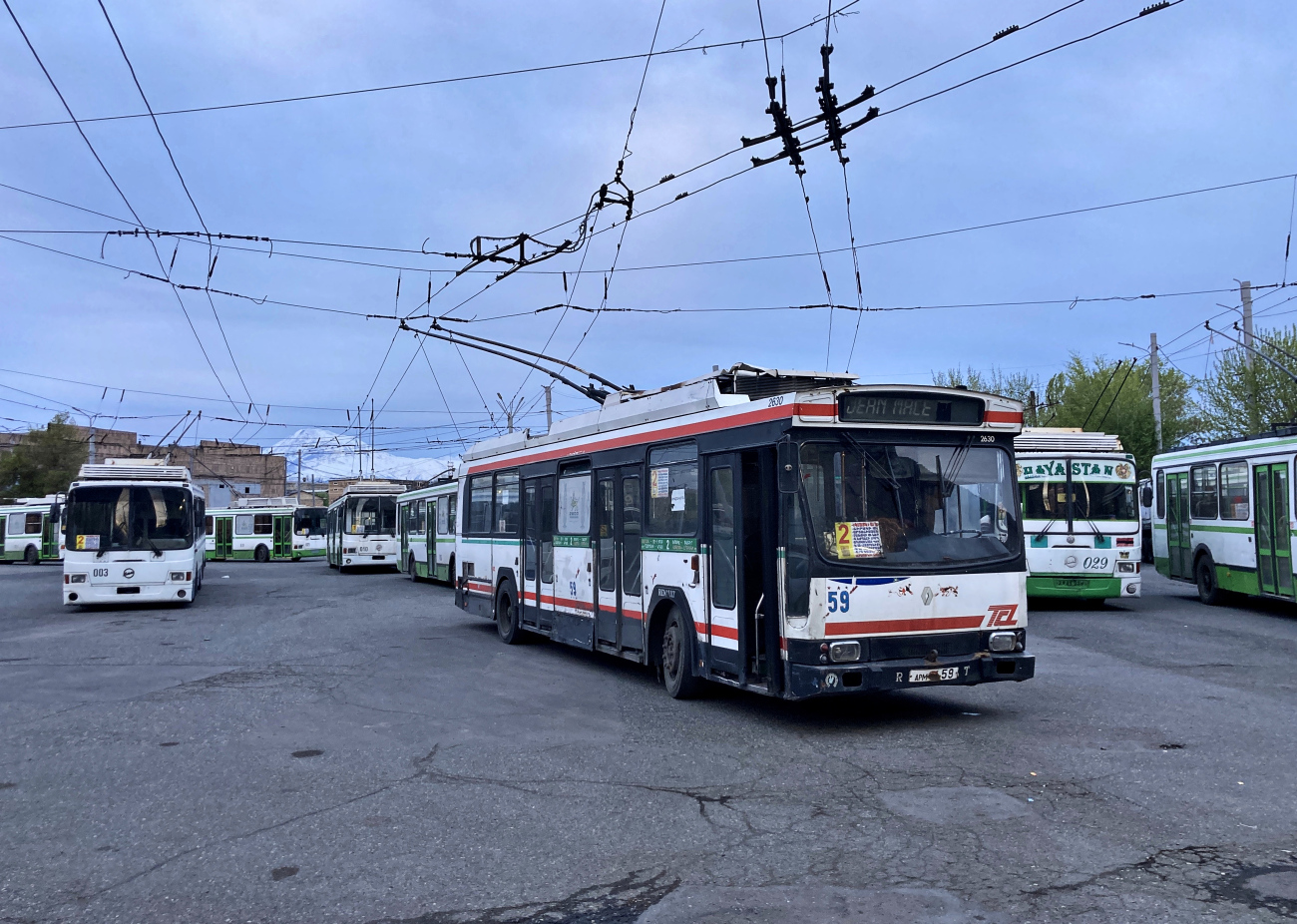 Ереван троллейбус. Трамвай 100. Ереван троллейбус сорвался. 1976 Год Ереван троллейбус.