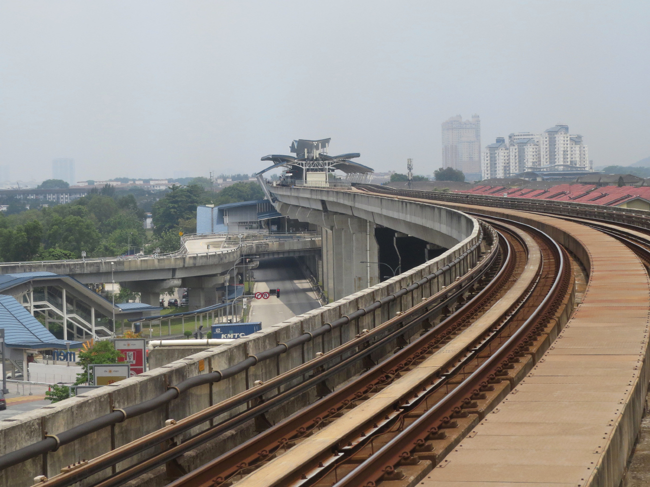 Куала-Лумпур — Линия 5 — LRT (Kelana Jaya Line); Куала-Лумпур — Линия B1  — BRT (BRT Sunway Line)