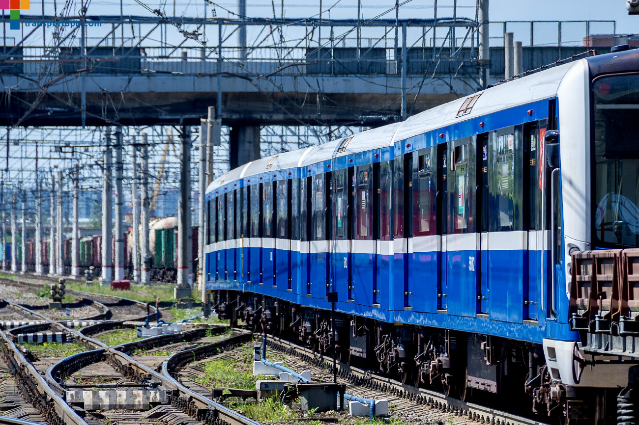 Санкт-Петербург, 81-557 «НеВа» № 57012; Санкт-Петербург, 81-556 «НеВа» № 56012; Санкт-Петербург — Метрополитен — Перегонка вагонов метро по ж/д