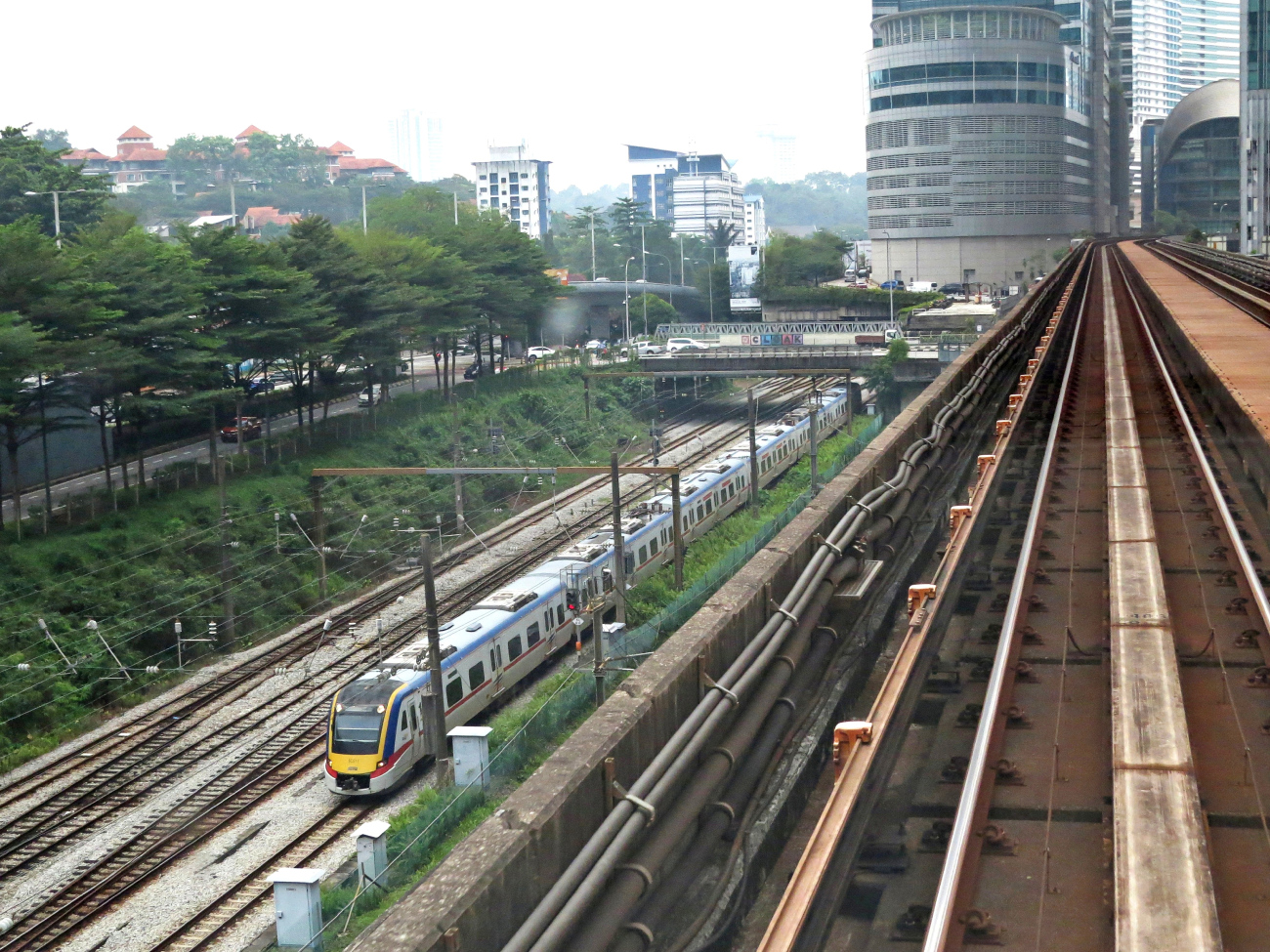 Куала-Лумпур — Линия 1/2/10 — Городская электричка (KTM Komuter); Куала-Лумпур — Линия 5 — LRT (Kelana Jaya Line)