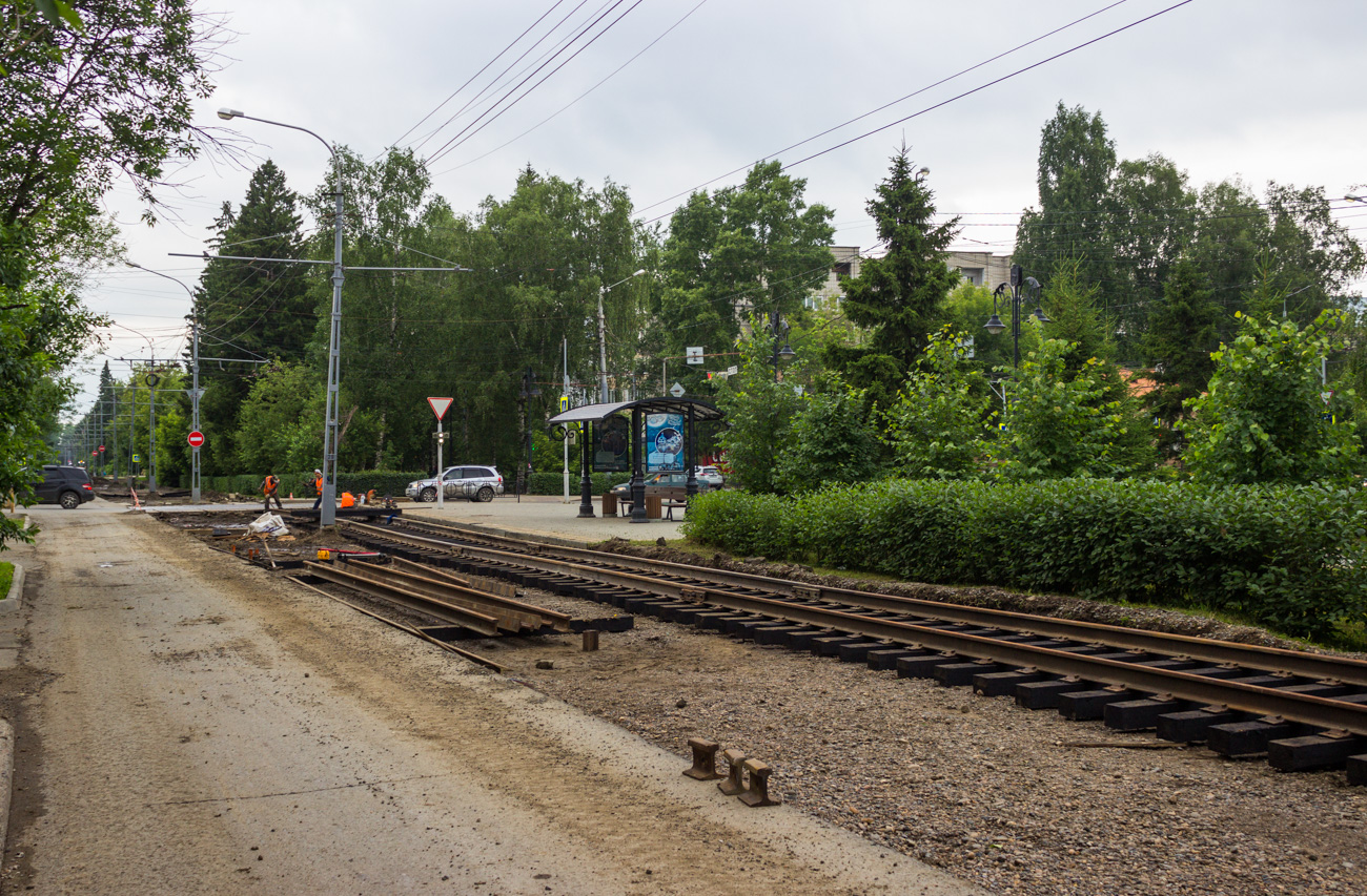 Tomsk — Repairs of tram tracks and catenary